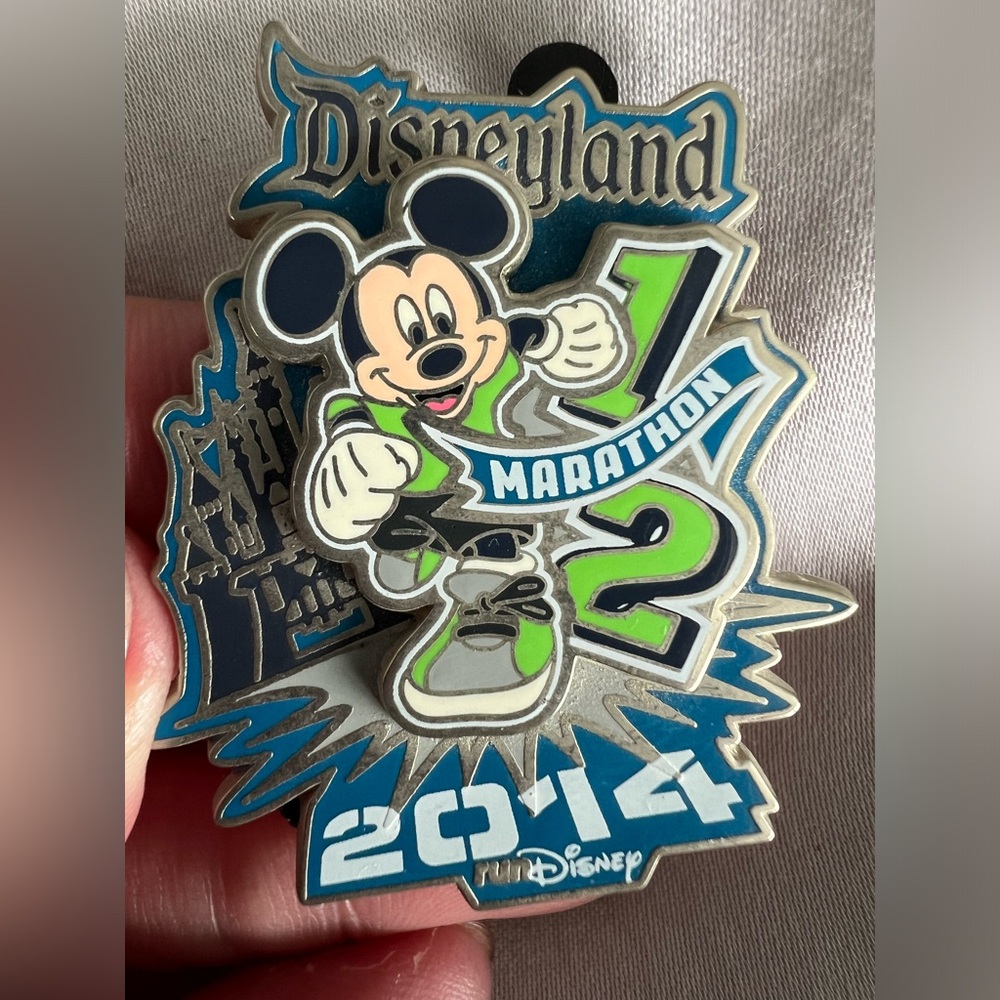 Disneyland 2014 half marathon official trading pin in pristine condition